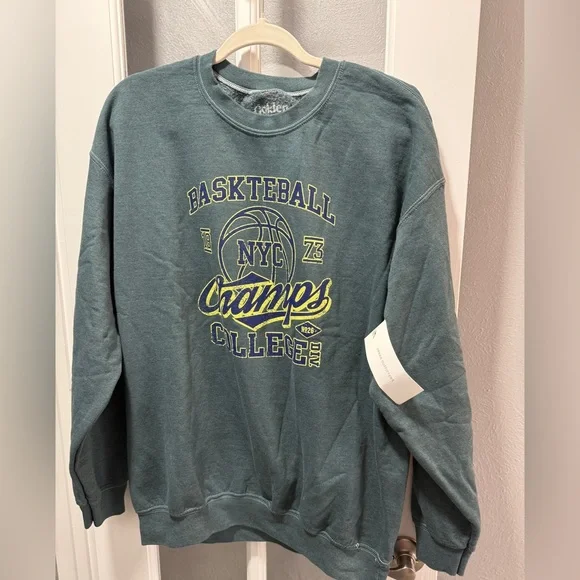 ⭐️SOLD⭐️NWT Urban Outfitters Basketball NYC College Crewneck Sweatshirt - Picture 2 of 6